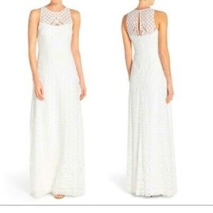 Vera Wang Women's Sleeveless Lace Gown Illusion Neckline